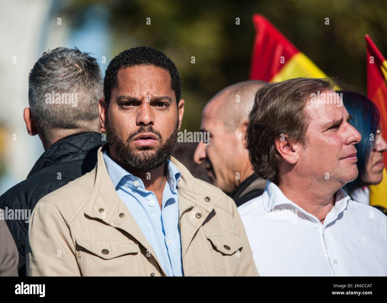 Barcelona, Spanien. 12. Oktober 2022. Ignacio Garriga (L) ein Mitglied der VOX, gesehen während der Parade zum Hispanic Day. 12. Oktober, Nationalfeiertag Spaniens. Der Ursprung dieses Feiertages geht auf das 15.. Jahrhundert zurück, als am 12. Dezember 1492 Christopher Columbus und seine Besatzung an der Küste von Guanahani (Bahamas) landeten. Kolumbus dachte, er hätte die Indien erreicht, aber in Wirklichkeit entdeckte er den neuen Kontinent, Amerika. Dieses Datum ist die Erhöhung des spanischen Nationalismus. (Foto: Mario Coll/SOPA Images/Sipa USA) Quelle: SIPA USA/Alamy Live News Stockfoto