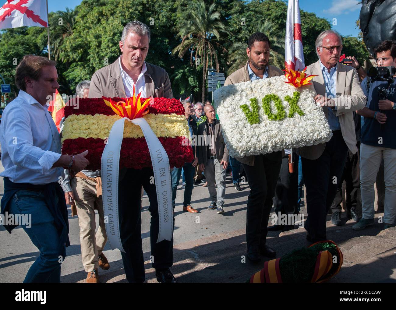 Javier Ortega Smith-Molina (L2) und Ignacio Garriga (R2), beide Mitglieder von VOX, wurden während der Parade zum Hispanic Day beim Blumenangebot am Kolumbus-Denkmal gesehen. 12. Oktober, Nationalfeiertag Spaniens. Der Ursprung dieses Feiertages geht auf das 15.. Jahrhundert zurück, als am 12. Dezember 1492 Christopher Columbus und seine Besatzung an der Küste von Guanahani (Bahamas) landeten. Kolumbus dachte, er hätte die Indien erreicht, aber in Wirklichkeit entdeckte er den neuen Kontinent, Amerika. Dieses Datum ist die Erhöhung des spanischen Nationalismus. (Foto von Mario Coll/SOPA Images/Sipa USA) Stockfoto