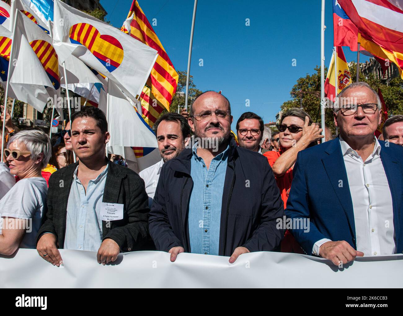 Alejandro Fernandez (C) Präsident der Volkspartei de Catalunya und Pablo Hertfelder (L) Presidente del Instituto de Política Social (IPE) während der Parade zum Hispanic Day. 12. Oktober, Nationalfeiertag Spaniens. Der Ursprung dieses Feiertages geht auf das 15.. Jahrhundert zurück, als am 12. Dezember 1492 Christopher Columbus und seine Besatzung an der Küste von Guanahani (Bahamas) landeten. Kolumbus dachte, er hätte die Indien erreicht, aber in Wirklichkeit entdeckte er den neuen Kontinent, Amerika. Dieses Datum ist die Erhöhung des spanischen Nationalismus. (Foto von Mario Coll/SOPA Images/Sipa USA) Stockfoto