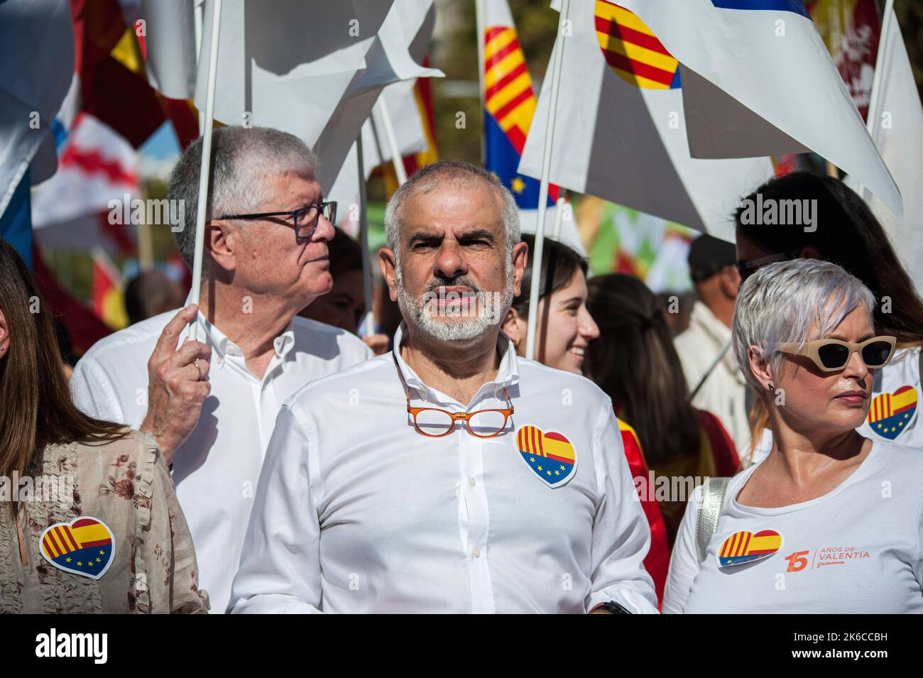 Barcelona, Spanien. 12. Oktober 2022. Carlos Carrizosa (C), Präsident von Ciudadanos Catalunya, gesehen während der Parade zum Hispanic Day. 12. Oktober, Nationalfeiertag Spaniens. Der Ursprung dieses Feiertages geht auf das 15.. Jahrhundert zurück, als am 12. Dezember 1492 Christopher Columbus und seine Besatzung an der Küste von Guanahani (Bahamas) landeten. Kolumbus dachte, er hätte die Indien erreicht, aber in Wirklichkeit entdeckte er den neuen Kontinent, Amerika. Dieses Datum ist die Erhöhung des spanischen Nationalismus. (Foto: Mario Coll/SOPA Images/Sipa USA) Quelle: SIPA USA/Alamy Live News Stockfoto
