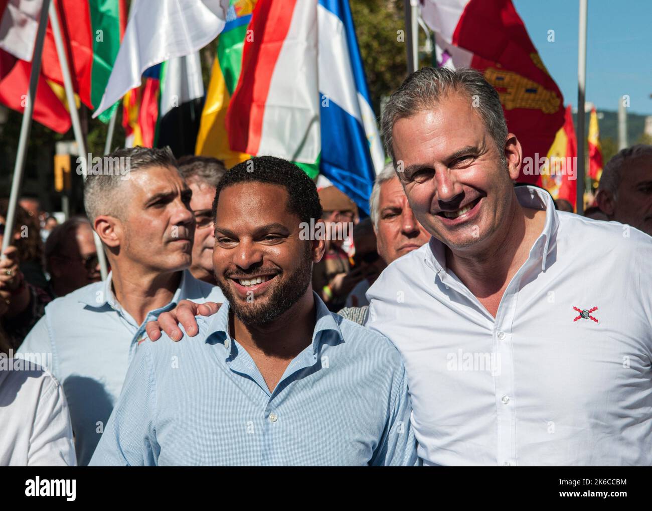 Barcelona, Spanien. 12. Oktober 2022. Javier Ortega Smith-Molina (R) und Ignacio Garriga (L), beide Mitglieder der VOX, während der Parade zum Hispanic Day in Paseo de Gracia. 12. Oktober, Nationalfeiertag Spaniens. Der Ursprung dieses Feiertages geht auf das 15.. Jahrhundert zurück, als am 12. Dezember 1492 Christopher Columbus und seine Besatzung an der Küste von Guanahani (Bahamas) landeten. Kolumbus dachte, er hätte die Indien erreicht, aber in Wirklichkeit entdeckte er den neuen Kontinent, Amerika. Dieses Datum ist die Erhöhung des spanischen Nationalismus. (Foto: Mario Coll/SOPA Images/Sipa USA) Quelle: SIPA USA/Alamy Live News Stockfoto