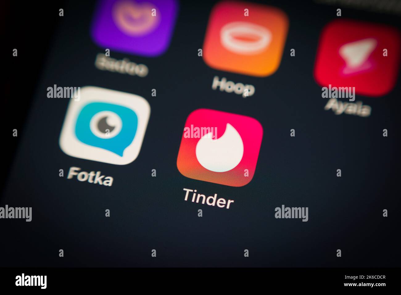 Warschau, Polen. 12. Oktober 2022. Das Logo der Tinder-Dating-App ist auf einem mobilen iPhone-Gerät auf diesem Illustrationsfoto am 12. Oktober 2022 in Warschau, Polen, zu sehen. (Foto von Jaap Arriens/Sipa USA) Quelle: SIPA USA/Alamy Live News Stockfoto