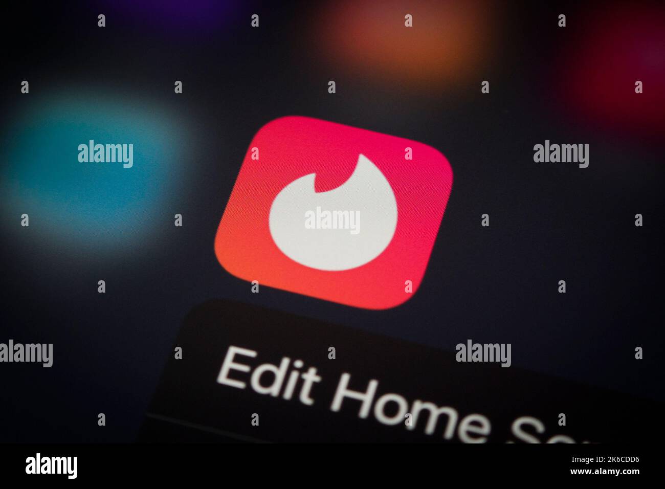 Warschau, Polen. 12. Oktober 2022. Das Logo der Tinder-Dating-App ist auf einem mobilen iPhone-Gerät auf diesem Illustrationsfoto am 12. Oktober 2022 in Warschau, Polen, zu sehen. (Foto von Jaap Arriens/Sipa USA) Quelle: SIPA USA/Alamy Live News Stockfoto