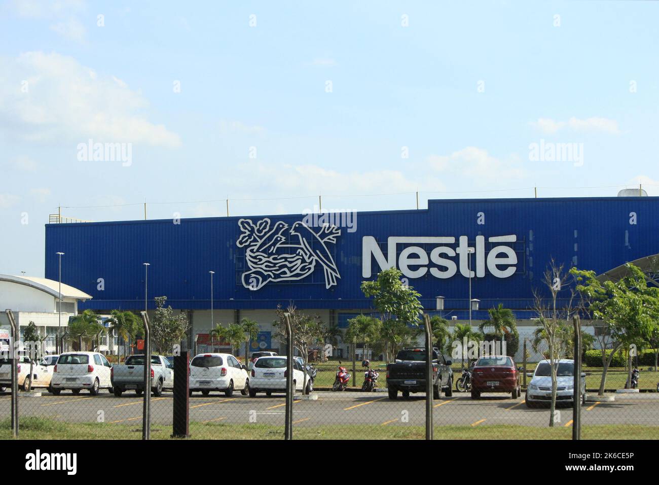 feira de santana, bahia, brasilien - 8. oktober 2022: Nestle-Fabrik in der Stadt Feira de Santana. Stockfoto