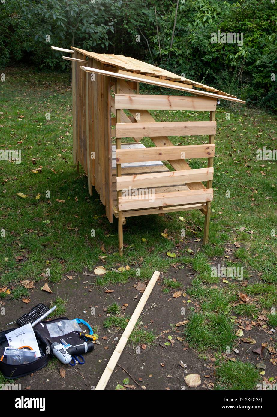 DIY Katastrophe mit recyceltem Holz aus Paletten und alten Bett, um ein Blockhaus für Feuerholz zu machen. Stockfoto