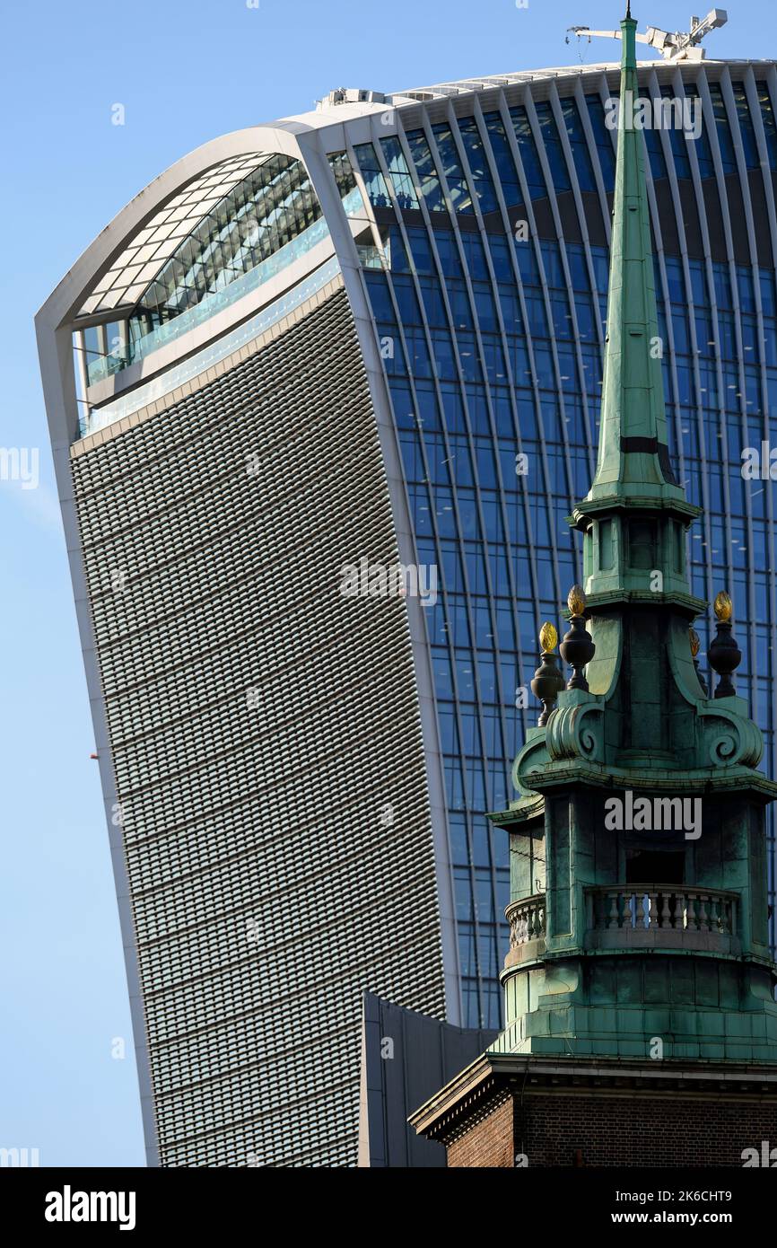 Der Turm der All Hallowes Church, in dem Samuel Pepys das große Feuer von London mit 20 Fenchurch-Wolkenkratzern hinter sich gesehen haben soll. Stockfoto