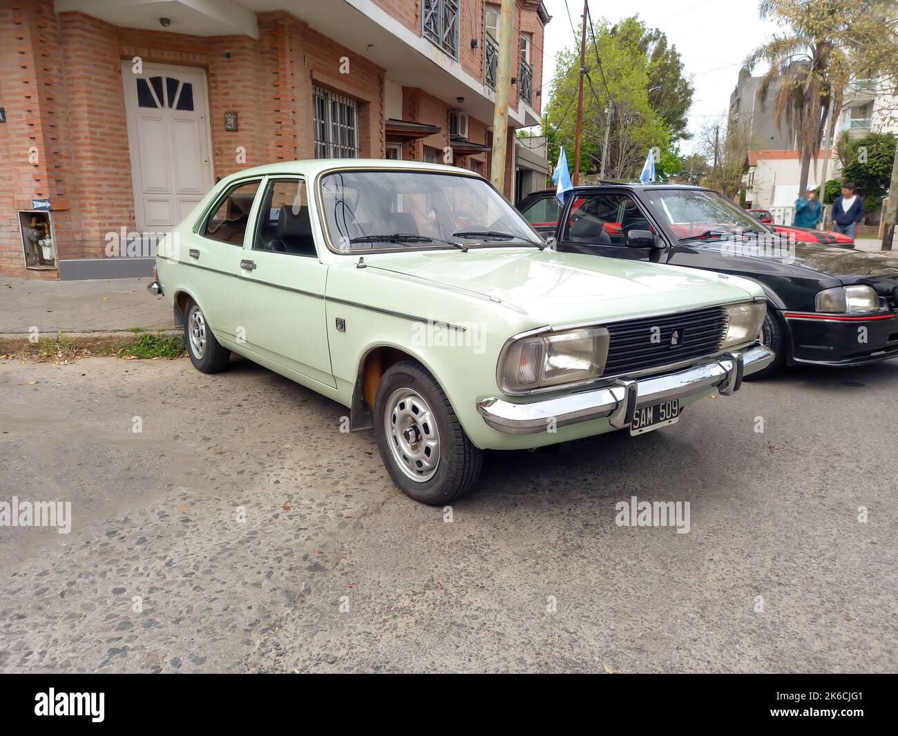 Bernal, Argentinien - 18. September 2022: Alte beliebte weiße 1970s Chrysler Dodge 1500 viertürige Limousine in der Straße geparkt. Klassisches Economy-Auto Stockfoto