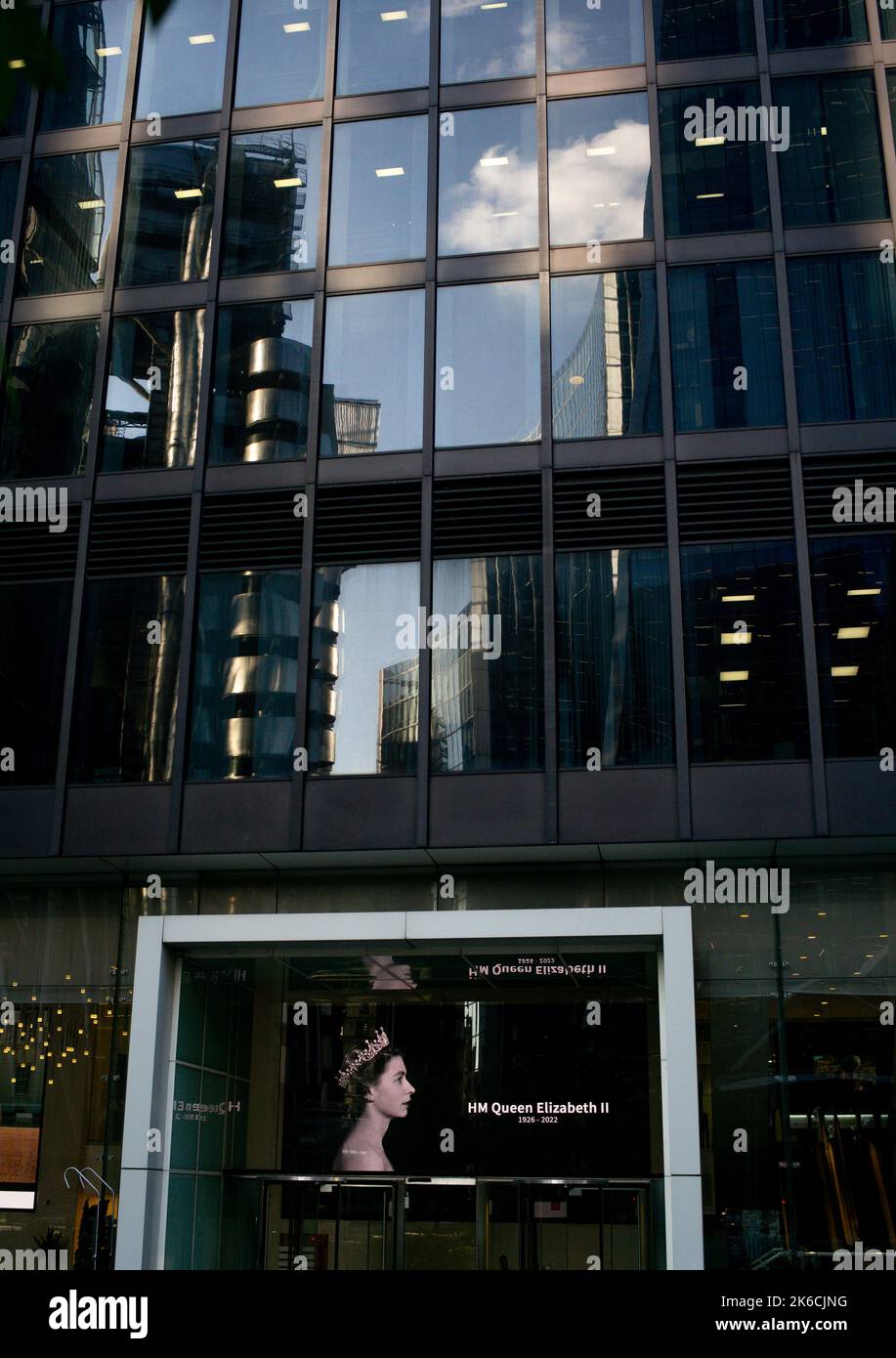 Eine Hommage an die verstorbene Königin, die am ersten Tag der Lüge im Staat im Fenster des Aviva-Hauptquartiers in London gesehen wurde. Stockfoto