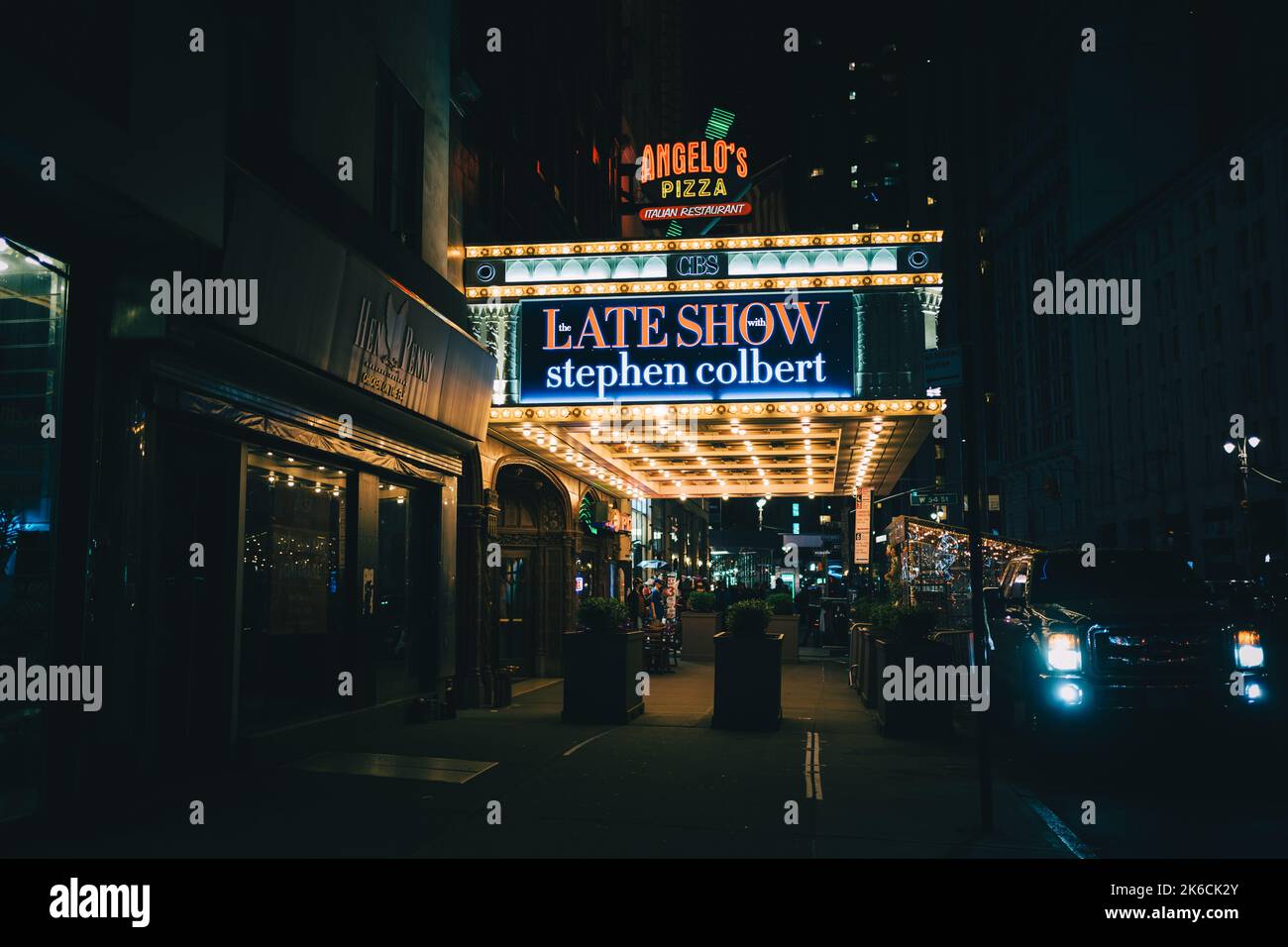 The Late Show mit Stephen Colbert Vintage Signs bei Nacht, Manhattan, New York Stockfoto