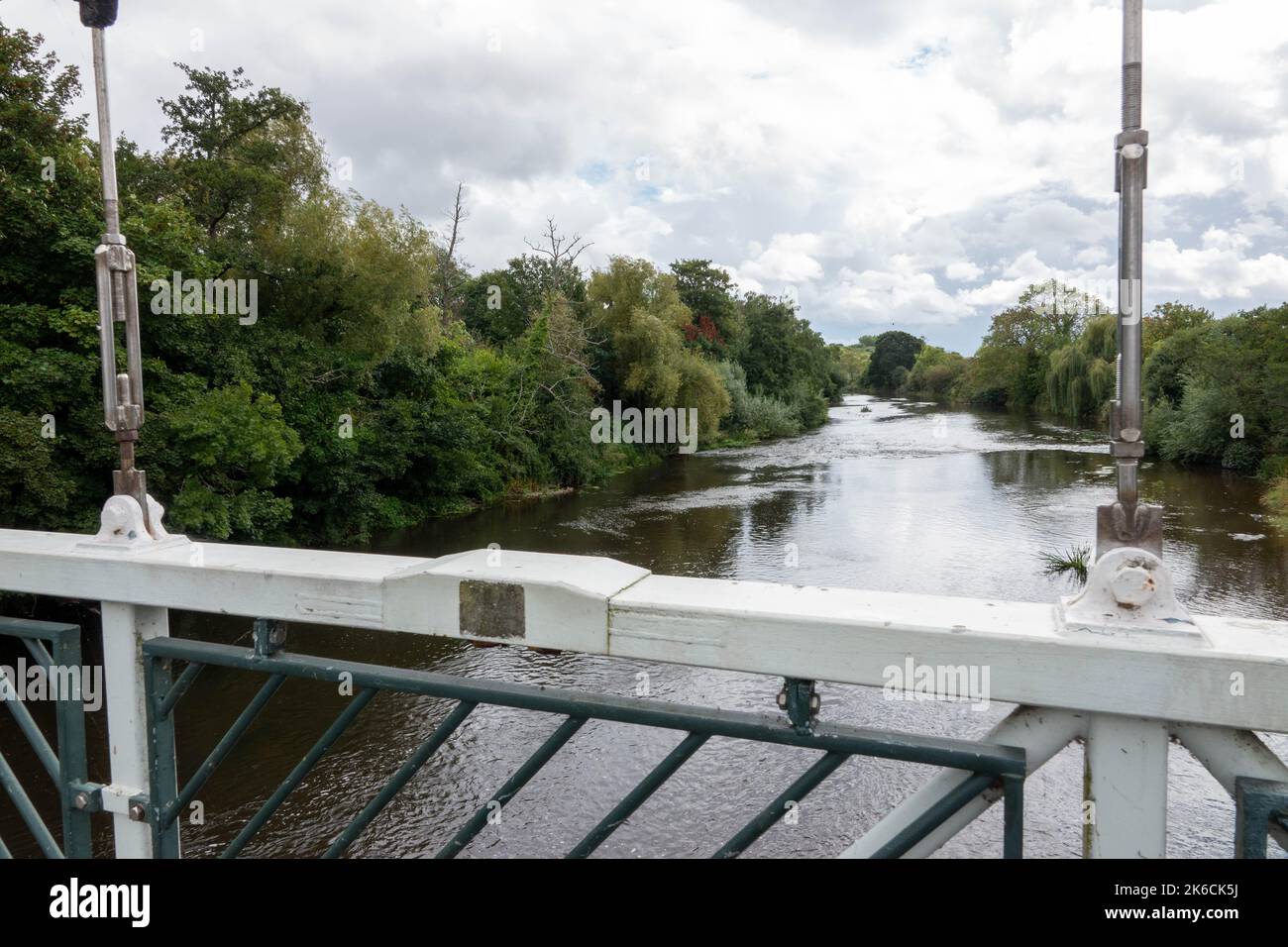 Blick auf den Fluss exe von der Trews Weir Suspension Bridge über den Exeter-Schiffskanal Stockfoto