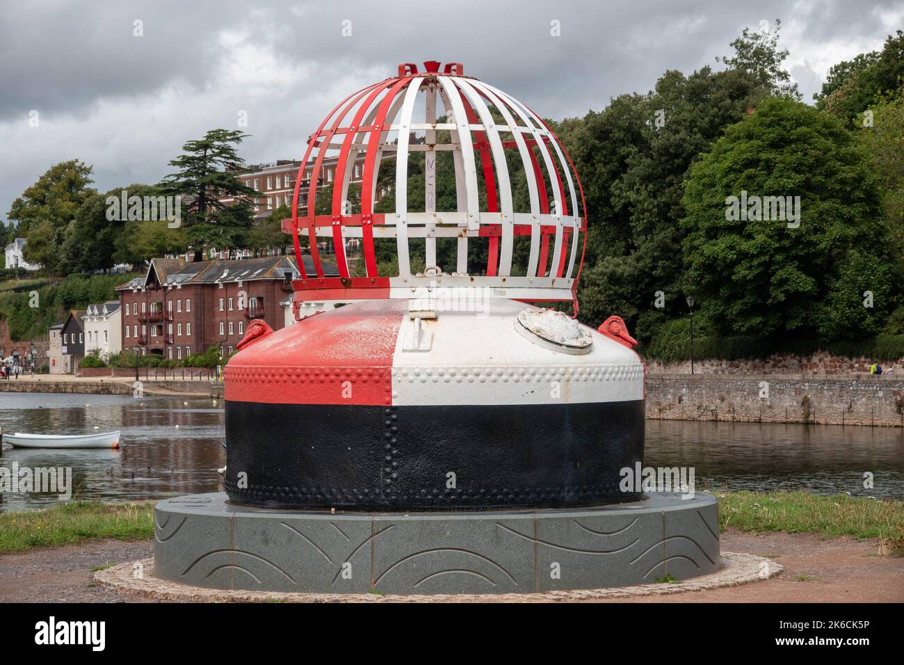 Rot-weiße Hafennavigationsmarkierungsboje von Exeter Ship Canal Devon England Stockfoto