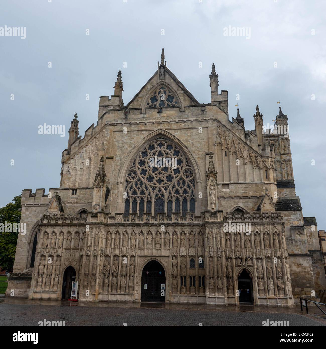 Die Cathedral Church of Saint Peter in Exeter Devon England an einem stürmischen Herbsttag Stockfoto