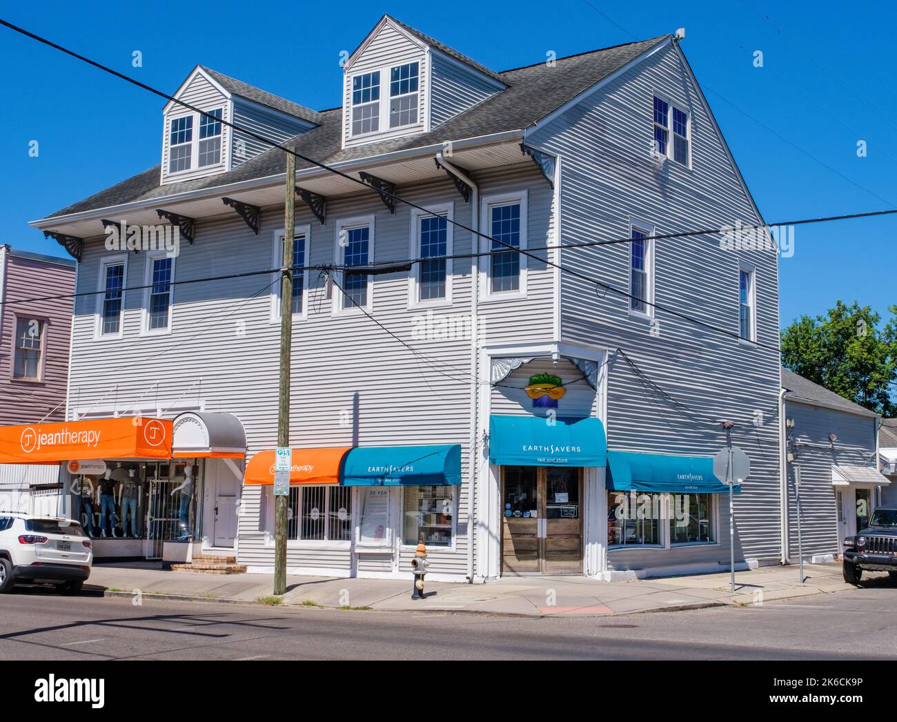 NEW ORLEANS, LA, USA - 27. SEPTEMBER 2022: Historisches Gebäude in der Magazine Street, in dem zwei Einzelhandelsgeschäfte untergebracht sind: Jeantherapy und Earthsavers Stockfoto