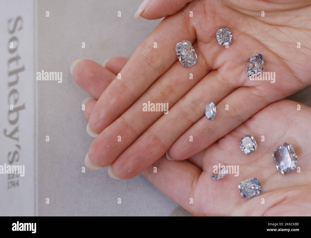 New York City, Usa. 12. Oktober 2022. $70 Millionen Blauer Diamanten, die bei Sotheby's verkauft werden, werden am Mittwoch, den 12. Oktober 2022, von der Mitarbeiterin Vivian Chen von Sotheby's in New York City gehalten. Alle acht Diamanten werden in der Dezember 7. Auktion Magnificent Jewels in New York angeboten. Foto von John Angelillo/UPI Credit: UPI/Alamy Live News Stockfoto