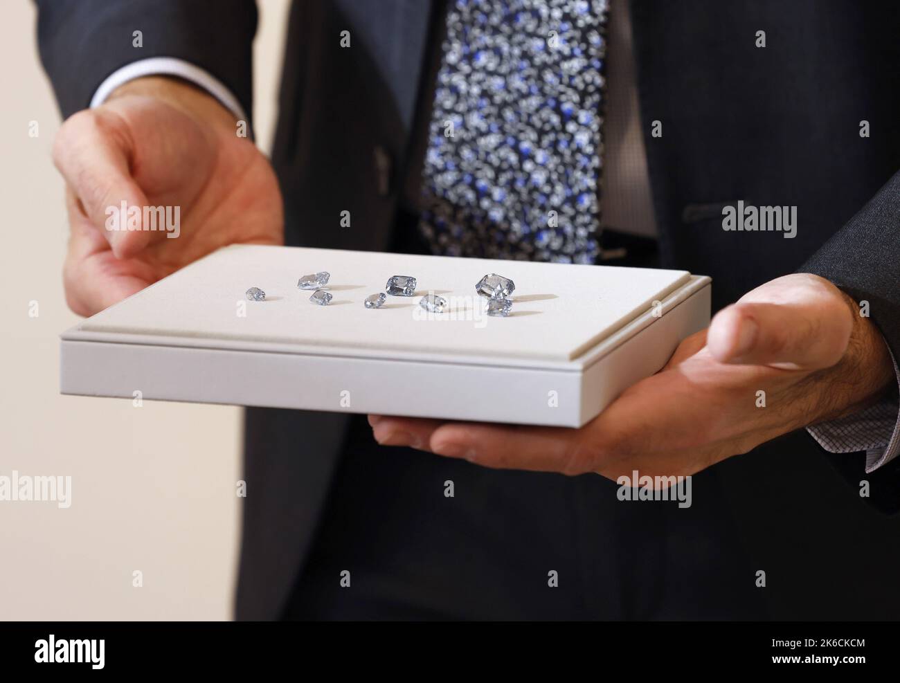 New York City, Usa. 12. Oktober 2022. $70 Millionen Blauer Diamanten, die bei Sotheby's verkauft werden, werden am Mittwoch, den 12. Oktober 2022, in New York City ausgestellt. Alle acht Diamanten werden in der Dezember 7. Auktion Magnificent Jewels in New York angeboten. Foto von John Angelillo/UPI Credit: UPI/Alamy Live News Stockfoto