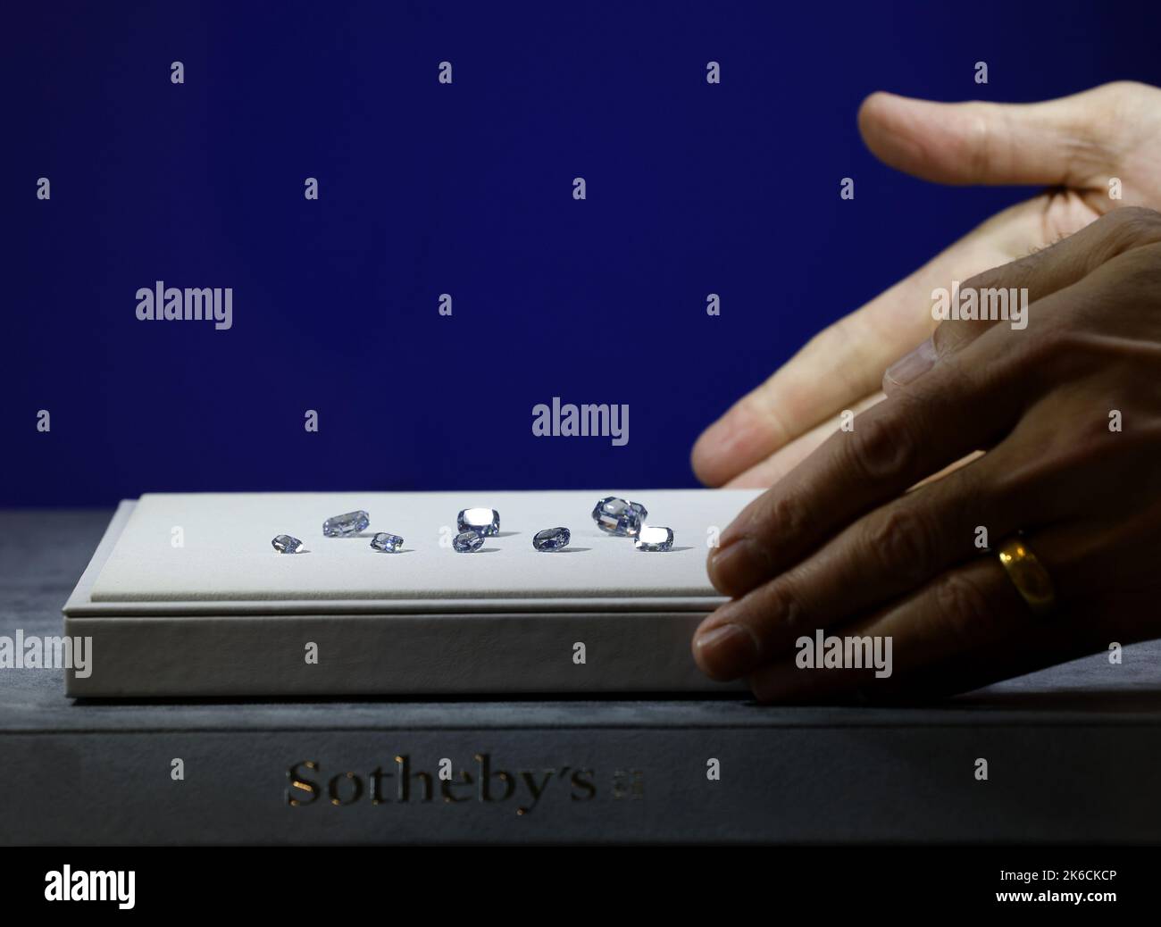 New York City, Usa. 12. Oktober 2022. $70 Millionen Blauer Diamanten, die bei Sotheby's verkauft werden, werden am Mittwoch, den 12. Oktober 2022, in New York City ausgestellt. Alle acht Diamanten werden in der Dezember 7. Auktion Magnificent Jewels in New York angeboten. Foto von John Angelillo/UPI Credit: UPI/Alamy Live News Stockfoto