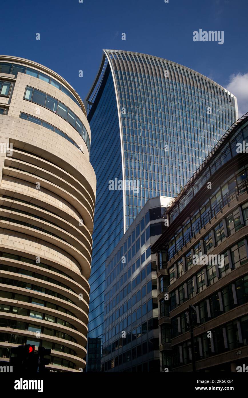 Ein Blick auf die 20 Fenchurch Street durch die hohen Gebäude des Londoner Finanzviertels, der bei sonnigem Wetter gefangen ist. Stockfoto
