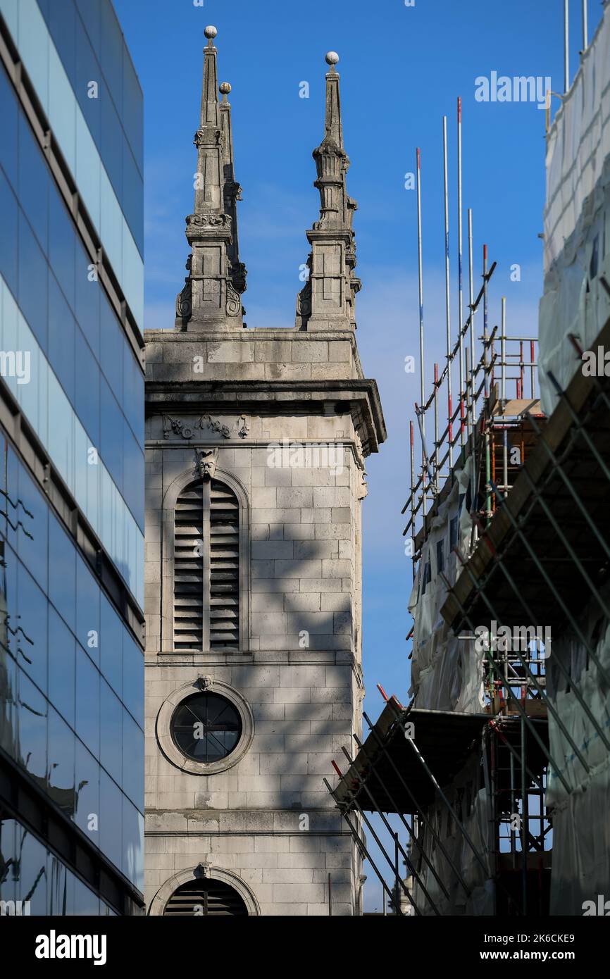 St. Marys Somerset Kirchturm versteckt zwischen dem hohen Gebäude auf beiden Seiten. Die Kirche wurde bei dem großen Brand von London zerstört und wieder aufgebaut. Stockfoto