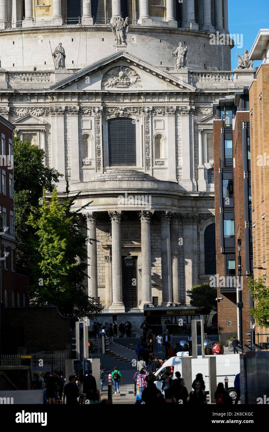 Teleaufnahme des Südeingangs der St. Pauls Kathedrale von der Millennium Bridge aus, die Säulen und öffentliche Spaziergänge zeigt. Stockfoto