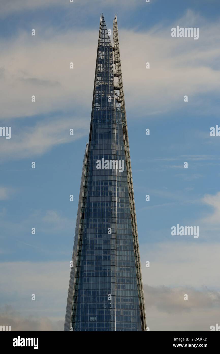 Nahaufnahme des Shard mit Aussichtsplattform und dem Design der obersten Struktur vor einem pastellblauen Himmel. Stockfoto