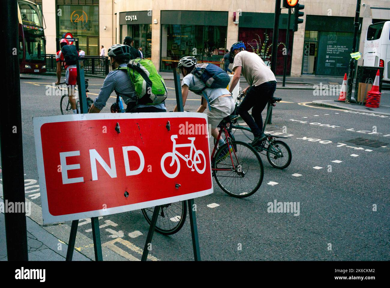Fahrradschild beenden. London UK Ende der Fahrradspur Schild mit Radfahrern neben. Stockfoto