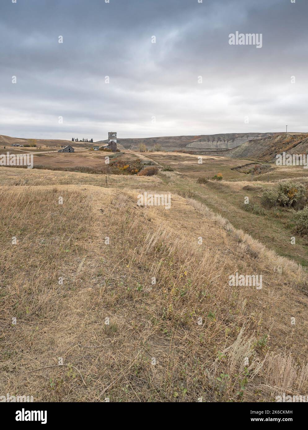 Verlassene Gebäude und Eisenbahn in der Geisterstadt Sharples, Alberta Stockfoto