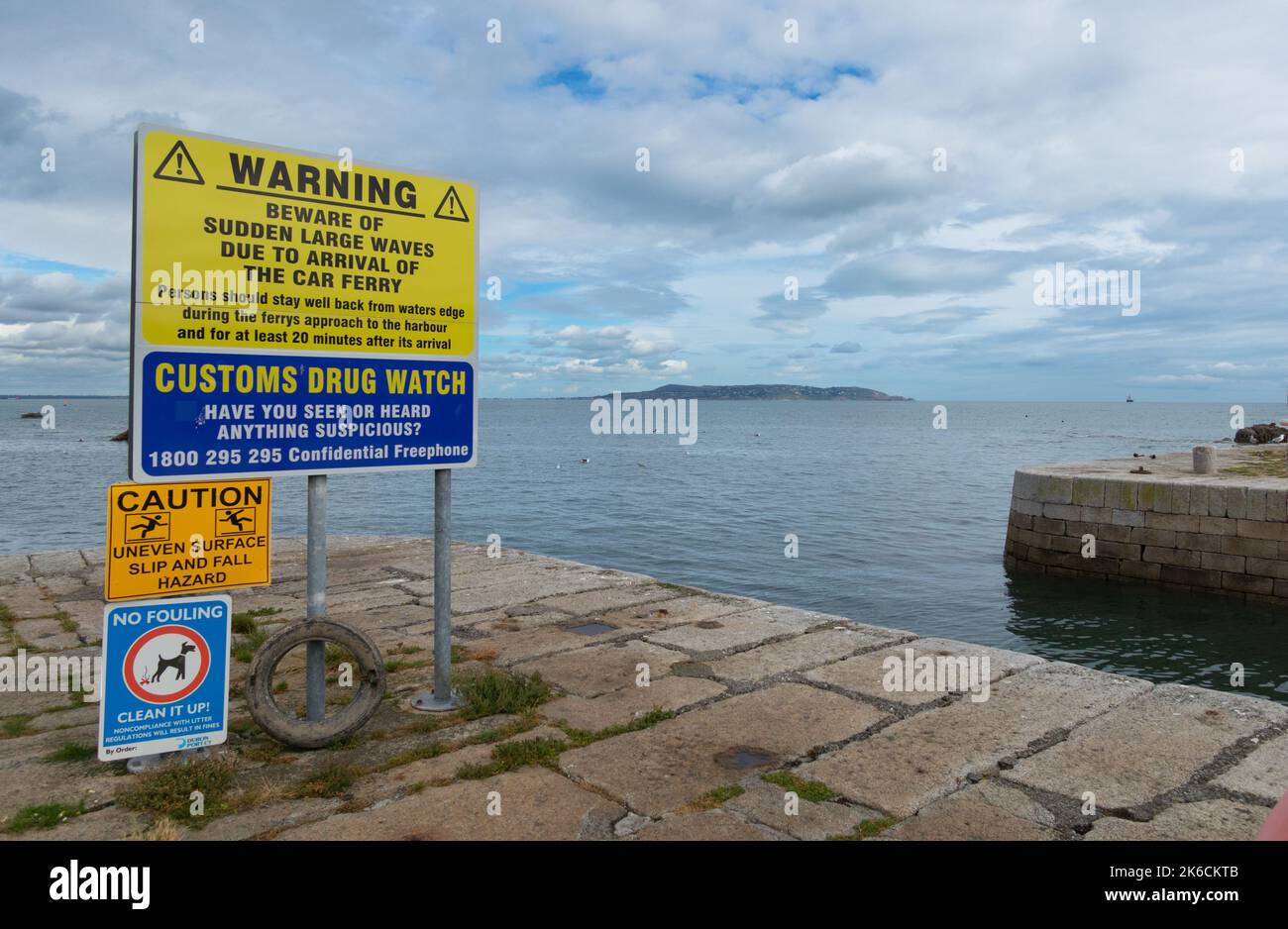 Warnschilder über plötzliche große Wellen, Gepflochs-Beobachtung, Risiko von Ausrutschen und Stürzen und Hundefouling im Bulloch Harbour Dalkey in der Nähe von Dublin Ireland Stockfoto