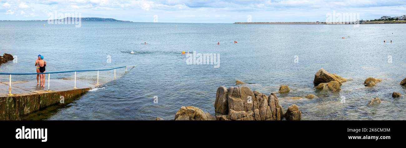 Panoramablick auf den Strand von Seapoint am südlichen Ufer der Dublin Bay in Irland, der für seinen Strand und sein Schwimmen bekannt ist Stockfoto
