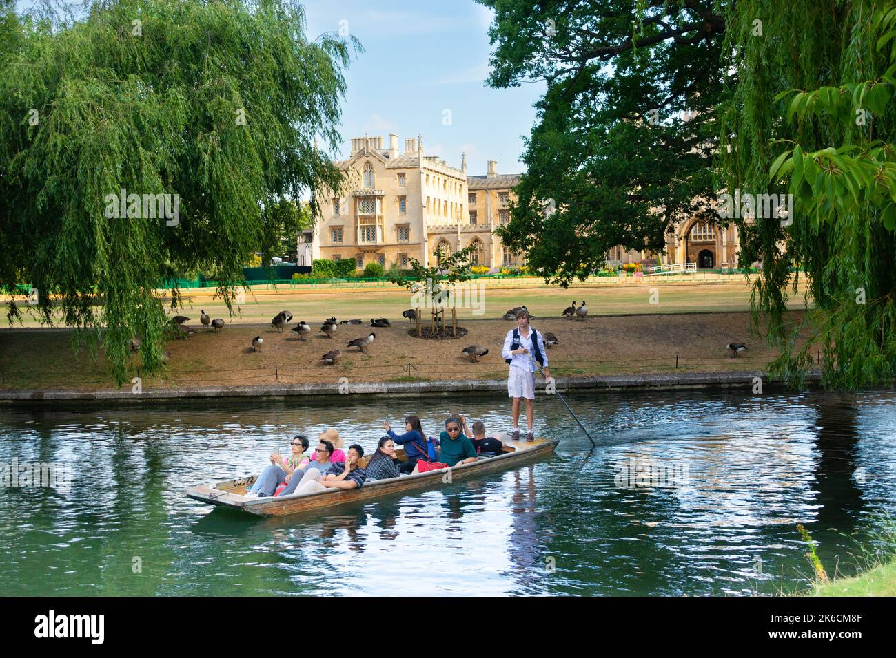 Touristen auf dem River Cam auf einer punting Sightseeing Tour in Cambridge England, mit St. Johns College im Hintergrund Stockfoto