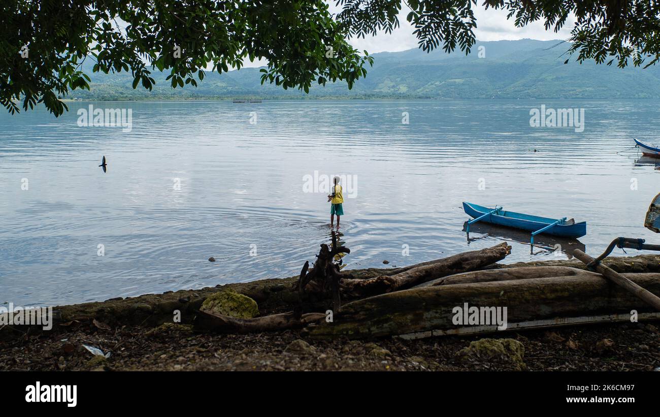Chlid Angeln am Strand von Alor Island Stockfoto