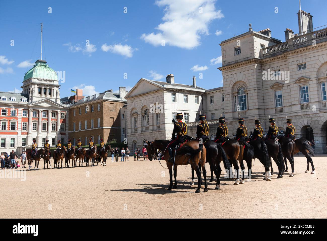 Berittene Soldaten bei der Horse Guards Parade im Zentrum Londons in England. Troopers of the King's Truppe, Royal Horse Artillery Stockfoto