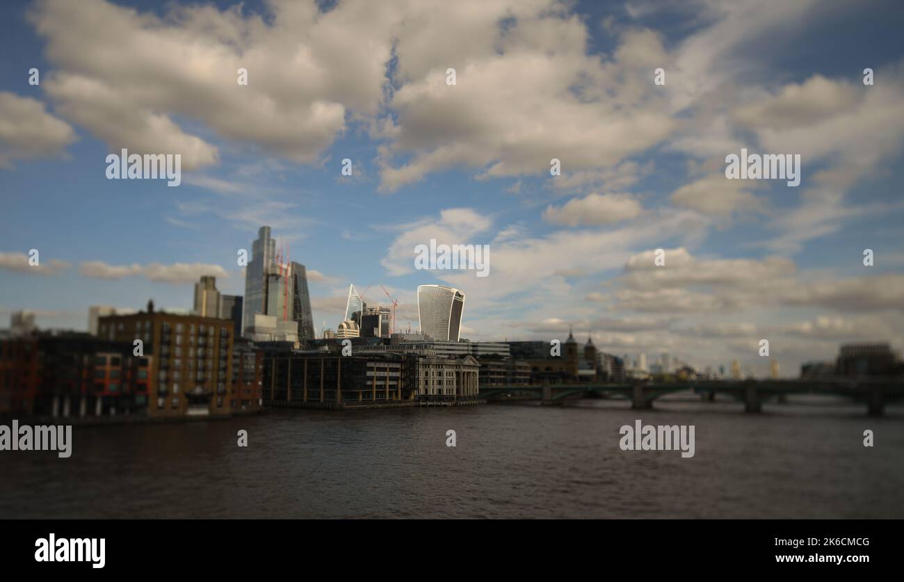 Die Skyline des Londoner Finanzviertels mit Shift-Objektiv-Effekt mit Fokus auf den berühmten Wolkenkratzer „Walkie Talkie“ 20 in der Fenchurch Street. Stockfoto