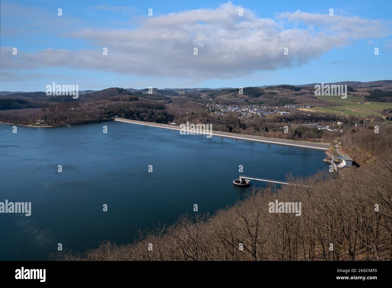 Panoramalandschaft des Ronsdorfer Stausees im Sommer, Erholungs- und Wandergebiet des Bergischen Landes, Deutschland Stockfoto