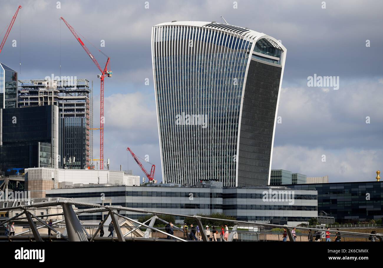 Skyline von London 20 Fenchurch Street (das Walkie-Talkie), aufgenommen mit einem Teleobjektiv von der Millennium Bridge neben dem Bau von Kränen und Bauarbeiten. Stockfoto