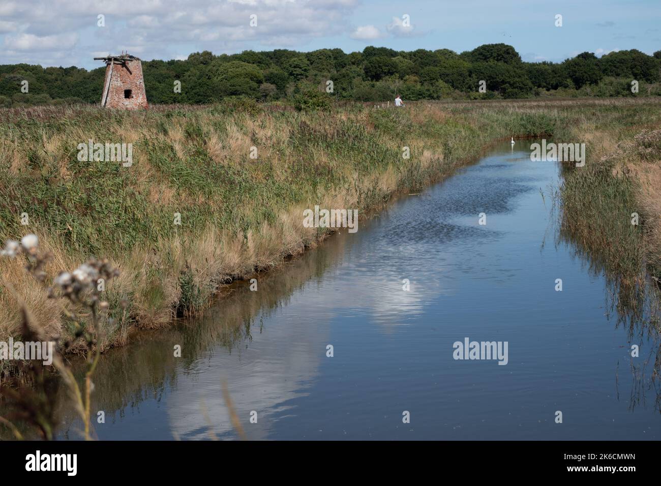 Alte Windmühle auf dem Fluss Dunwich in der Nähe von Walberswick in Suffok England Stockfoto