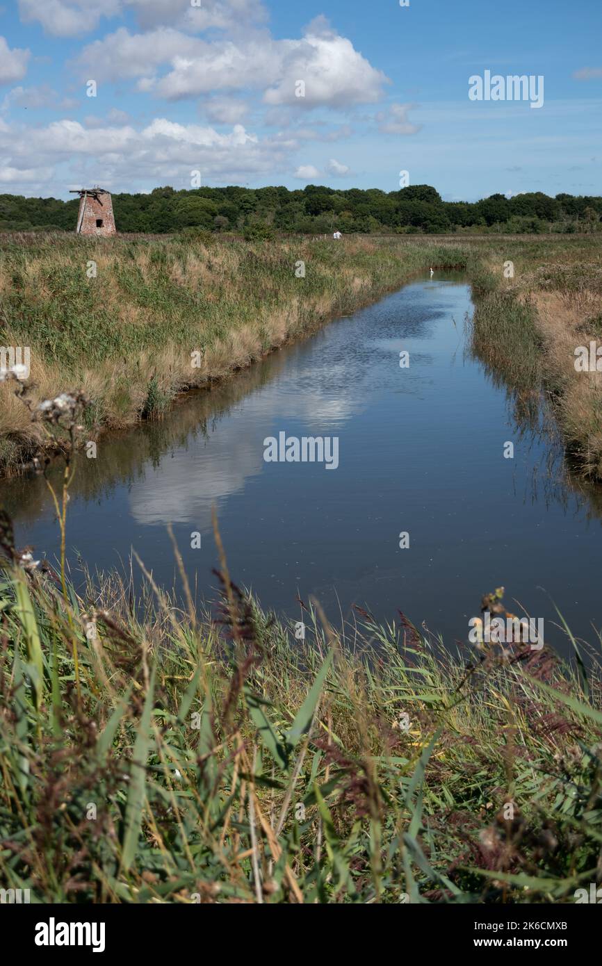 Alte Windmühle auf dem Fluss Dunwich in der Nähe von Walberswick in Suffok England Stockfoto