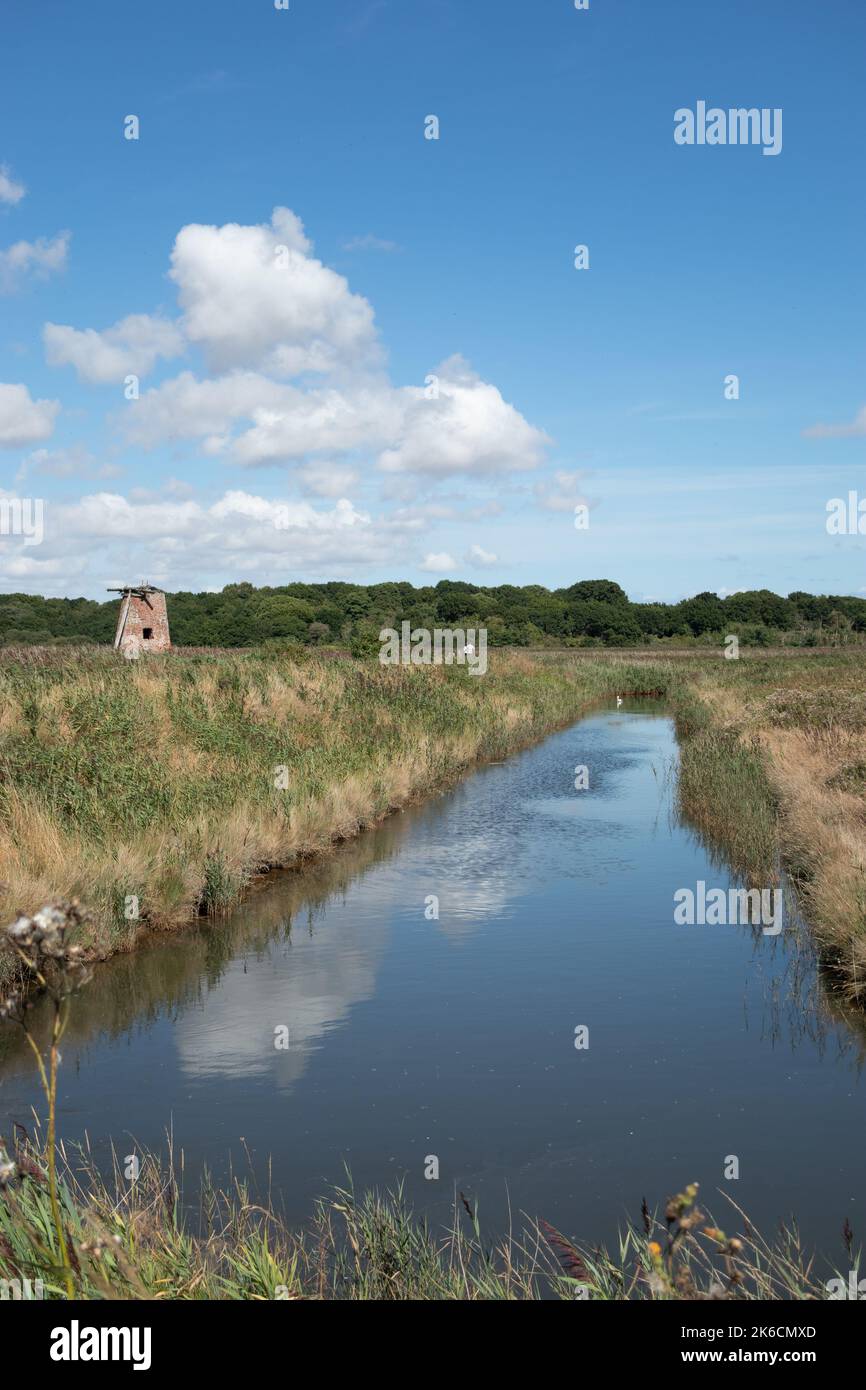 Alte Windmühle auf dem Fluss Dunwich in der Nähe von Walberswick in Suffok England Stockfoto