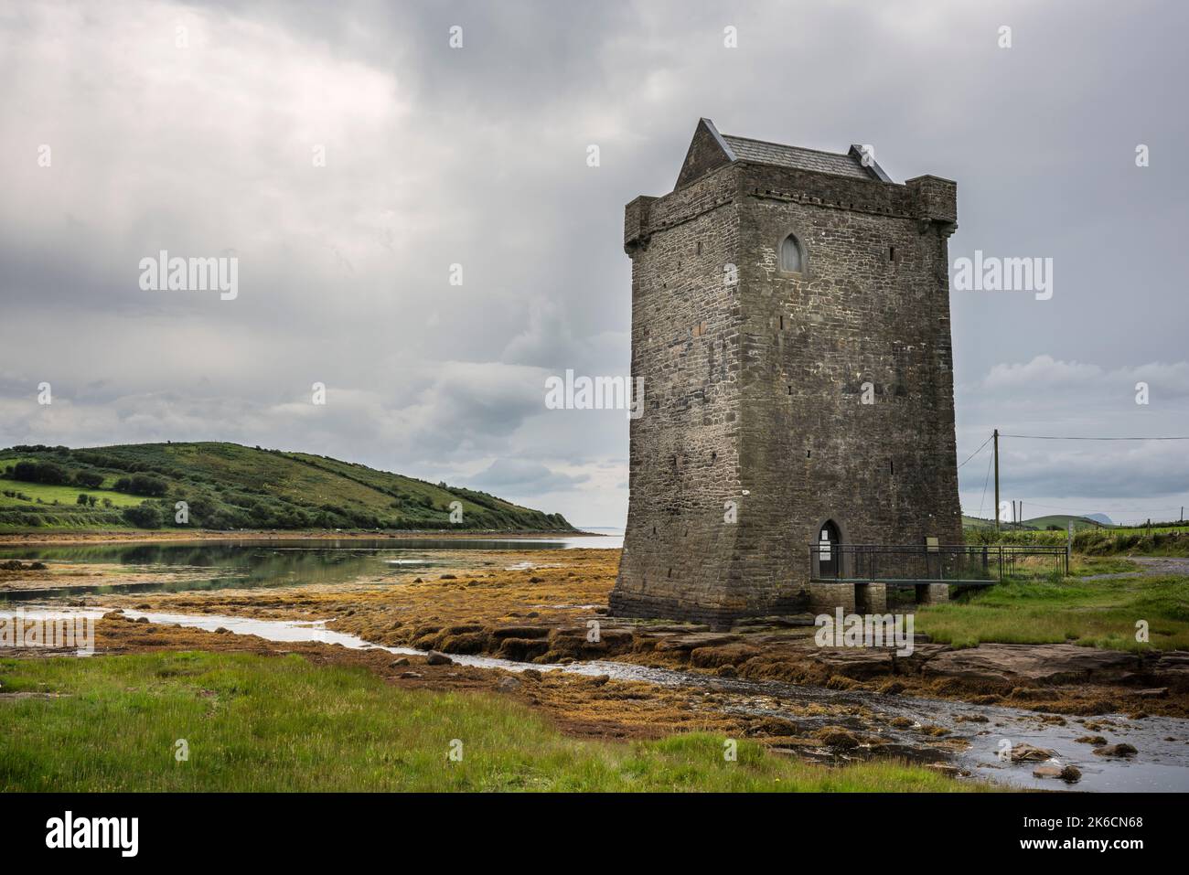 Wilford, Newport co Mayo, Irland, 07-24-2019. Rockfleet Castle oder Carrickahowley Castle ist ein Turmhaus aus der Mitte des 15. Jahrhunderts. Stockfoto