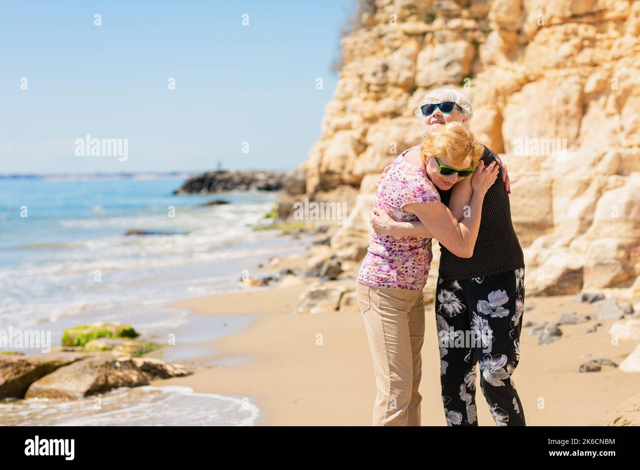 Alte frauen am strand Fotos und Bildmaterial in hoher Auflösung Alamy