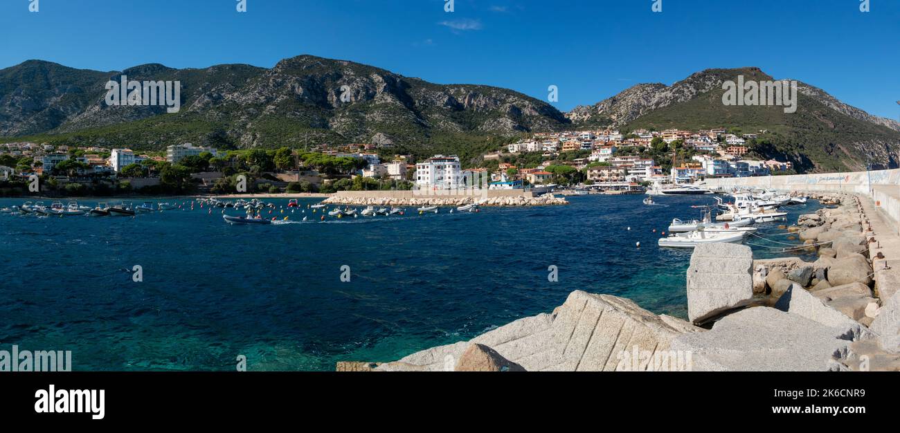 Panoramablick auf den Hafen im Küstenort Cala Gonone Sardinien Italien Stockfoto