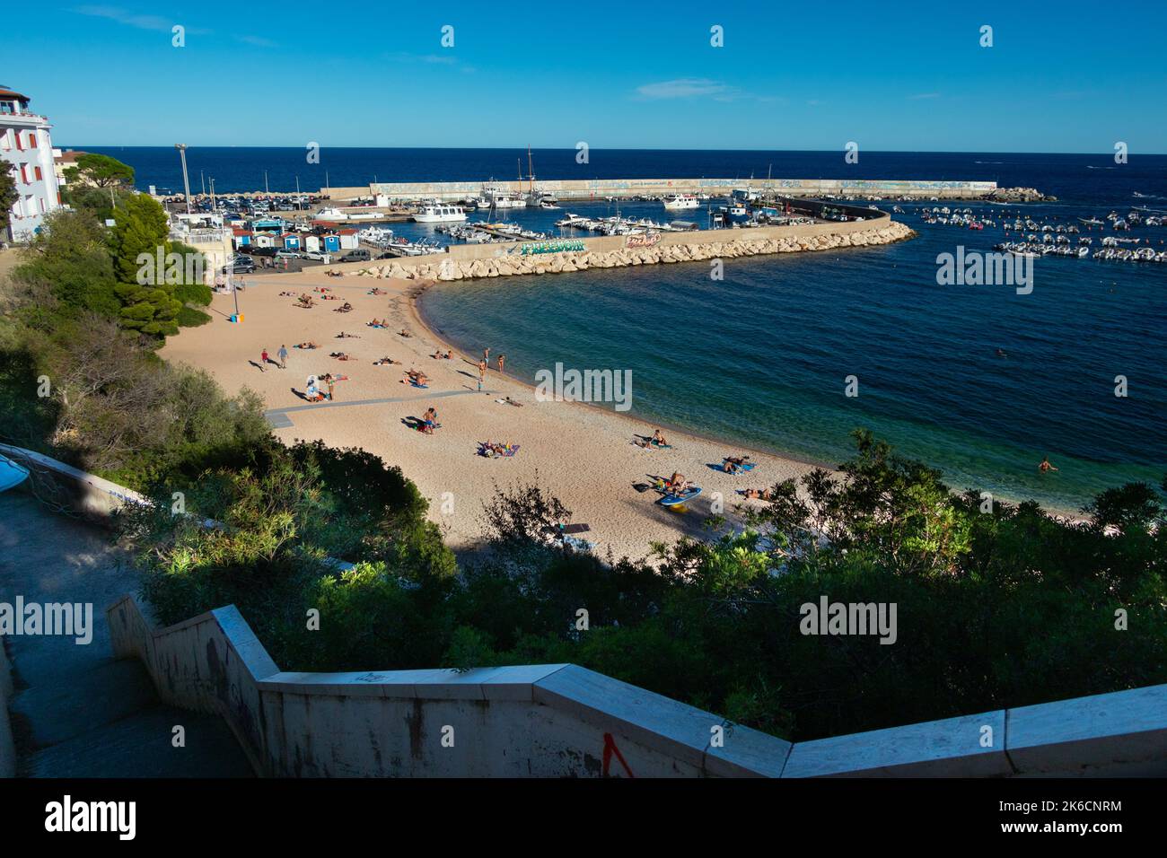 Blick auf den Hafen im Küstenort Cala Gonone Sardinien Italien Stockfoto