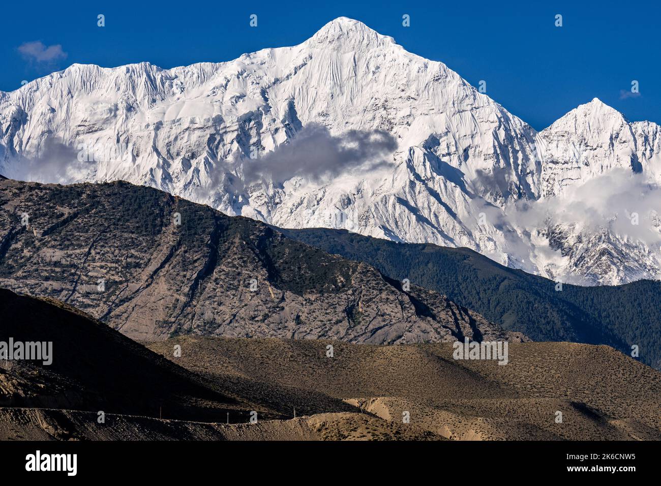 Der schneeweiße Nilgiri Mountain Peak vom Dorf Kagbeni in Upper Mustang, Nepal Stockfoto