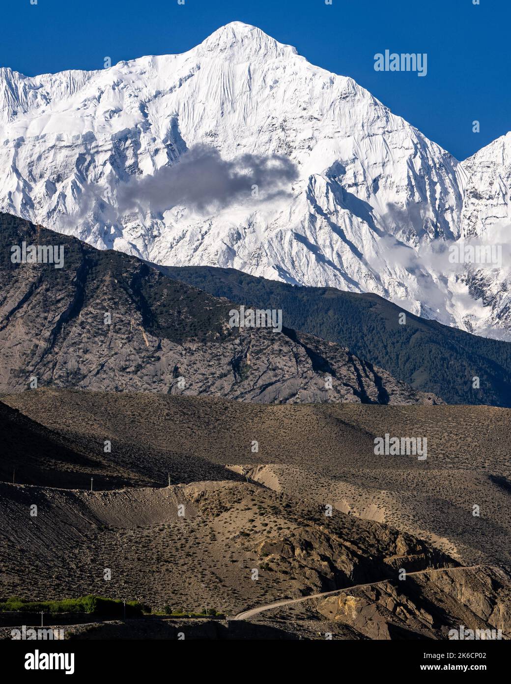 Der schneeweiße Nilgiri Mountain Peak vom Dorf Kagbeni in Upper Mustang, Nepal Stockfoto