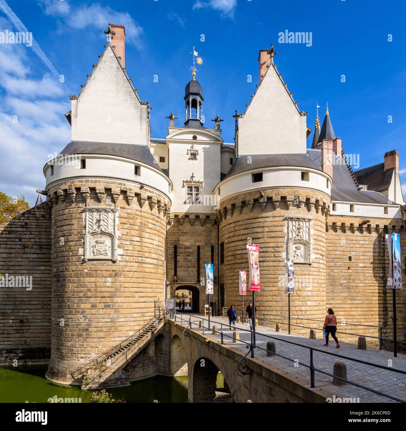 Torhaus mit zwei Türmen und Steinbrücke am Eingang des Château des ducs de Bretagne (Schloss der Herzöge der Bretagne) in Nantes, Frankreich. Stockfoto