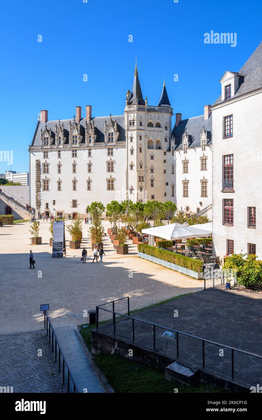 Innenhof des Schlosses der Herzöge der Bretagne in Nantes, Frankreich, mit dem Grand Logis-Gebäude, dem Turm der Goldenen Krone und der Conciergerie. Stockfoto
