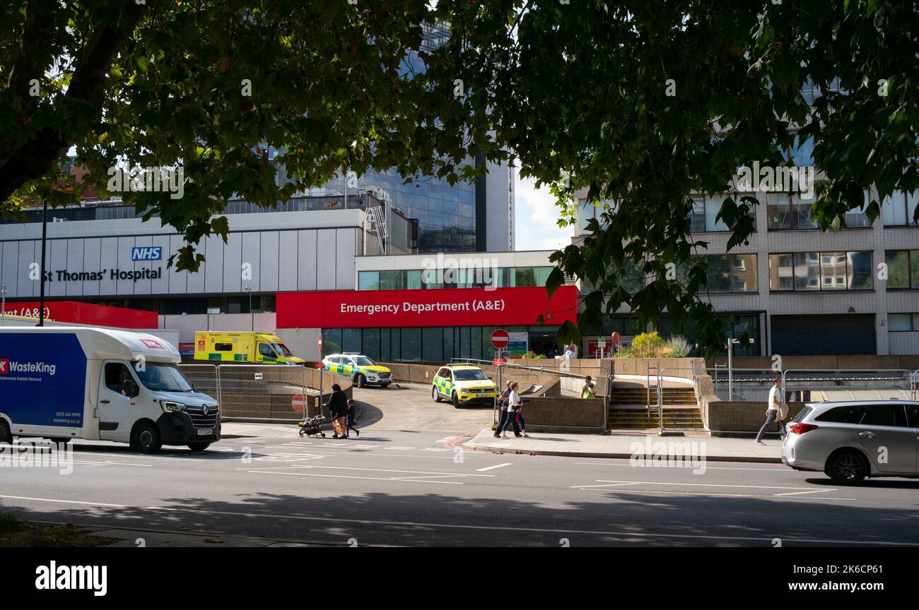 St Thomas Hospital London UK GV der Einfahrt zu A&E (Unfall und Notfall) von der Lambeth Place Straße aus gesehen. Stockfoto