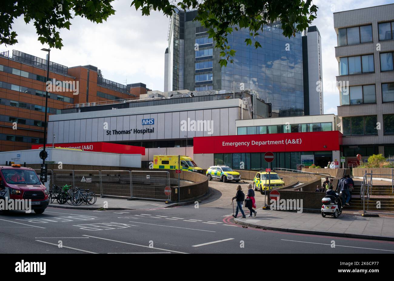 St Thomas Hospital London UK GV der Einfahrt zu A&E (Unfall und Notfall) von der Lambeth Place Straße aus gesehen. Stockfoto