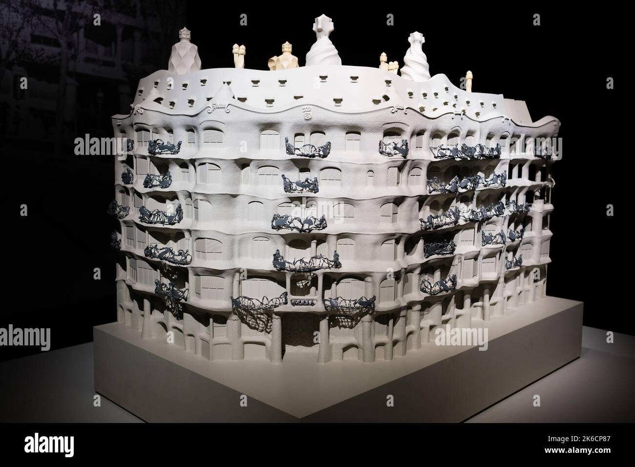 Madrid, Spanien. 13. Oktober 2022. Das Modell des Hauses Milan la Pedrera, das in der Ausstellung Gaudí zu sehen ist, einer umfassenden Ausstellung über die Figur und das Werk des Architekturgenies im Raum Centro in Madrid. Kredit: SOPA Images Limited/Alamy Live Nachrichten Stockfoto