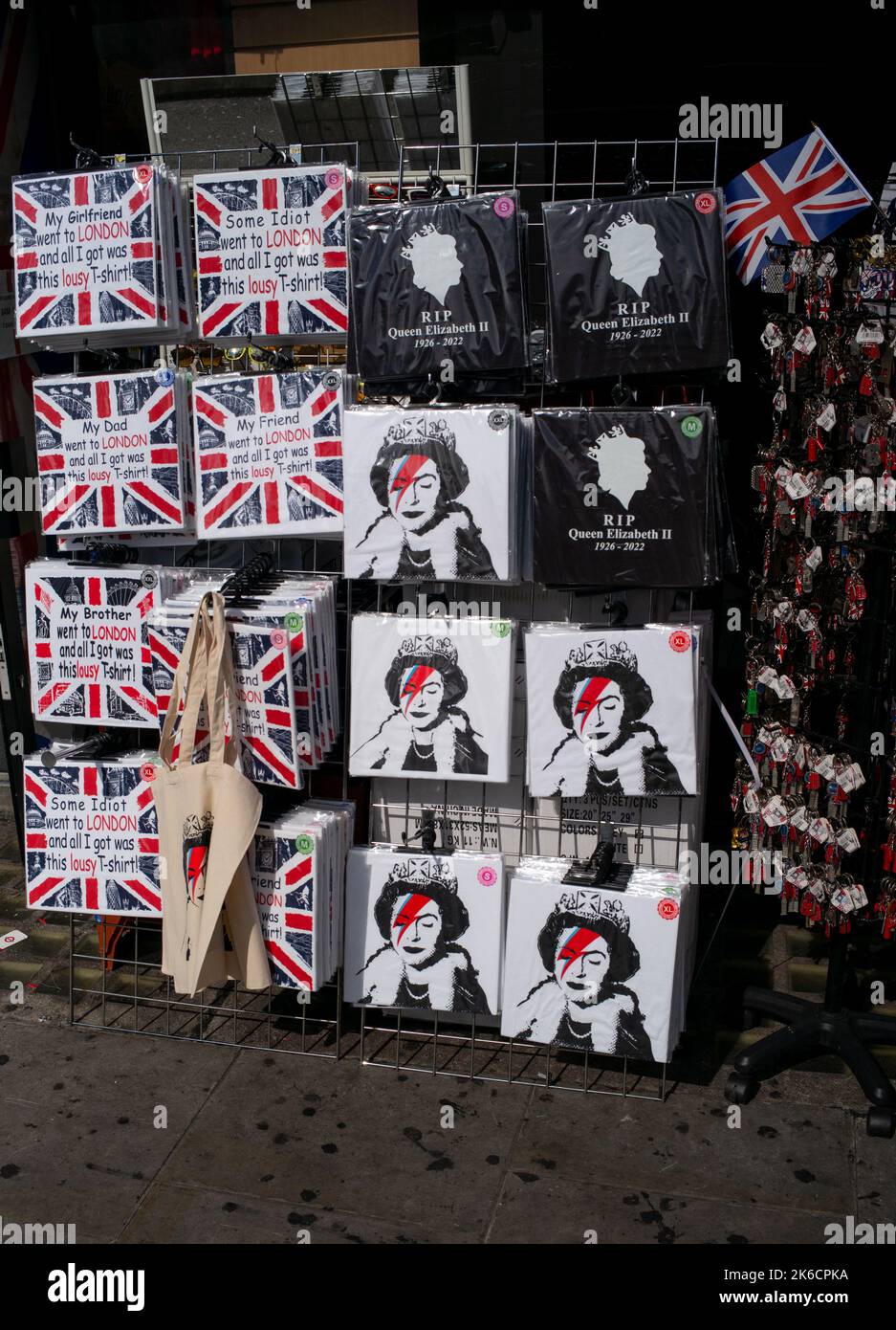 T-Shirt-Merchandise der verstorbenen Queen in einem Londoner Tourismusgeschäft am ersten Tag der Queens-Periode, als sie im Staat am Place of Westminster lag. Stockfoto