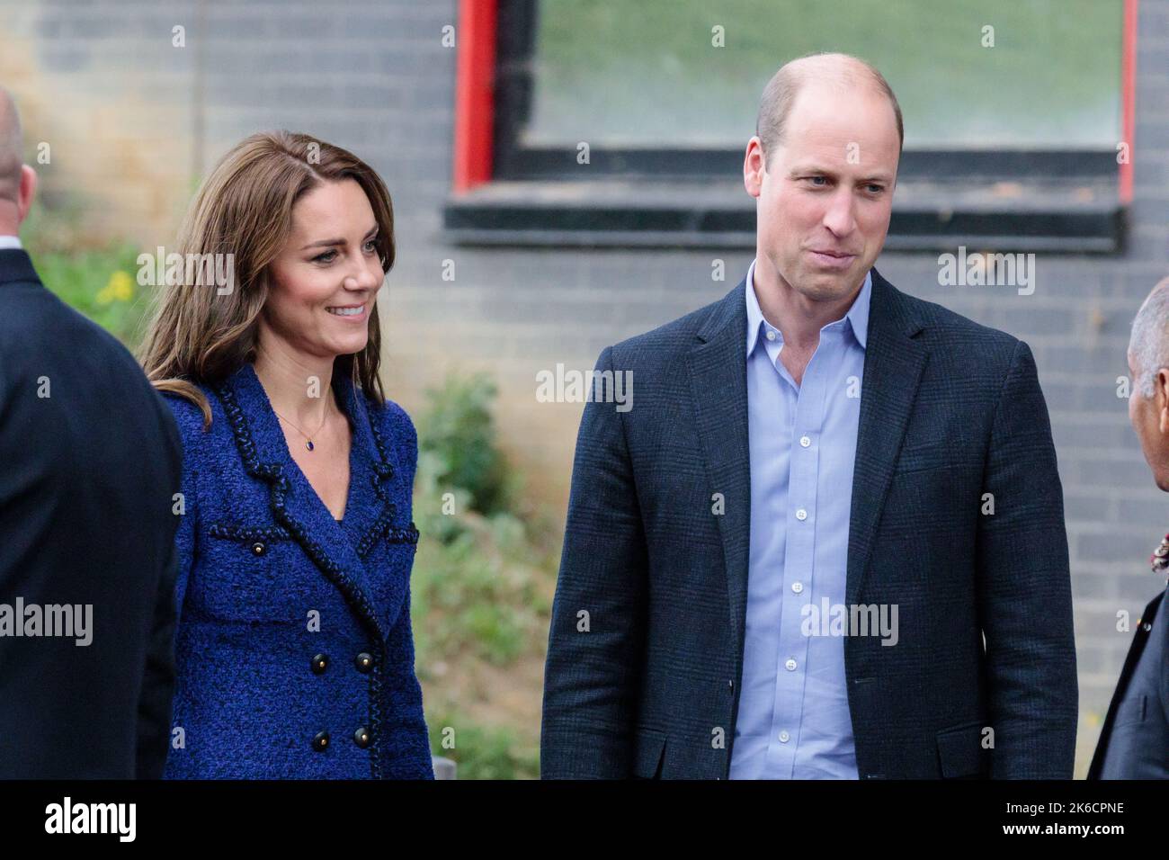 Copperbox Arena, London, Großbritannien. 13.. Oktober 2022. Der Prinz und die Prinzessin von Wales besuchen die Copper Box Arena im Queen Elizabeth Olympic Park, um das 10.-jährige Jubiläum von Coach Core zu feiern. Die Royal Foundation hat 2012 das Coach Core-Programm ins Leben gerufen, um als Reaktion auf die Londoner Unruhen einen Beitrag zu den alten Idealen der Olympischen und Paralympischen Spiele 2012 in London zu leisten. Foto: Amanda Rose/Alamy Live News Stockfoto